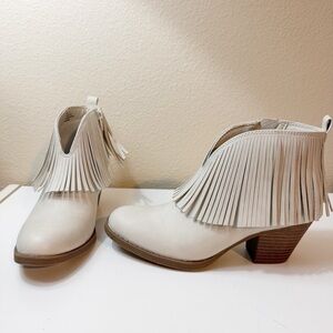 FRYE AND CO. Demmy Cream Fringe Ankle Booties Size 6